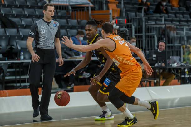 丝涌上街头 丝涌上街头